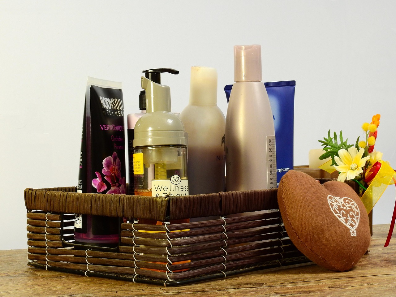 Cosmetics, gift, deco — Professional Cleaning Services Offering Deep Cleaning and Sanitization for Homes and Offices